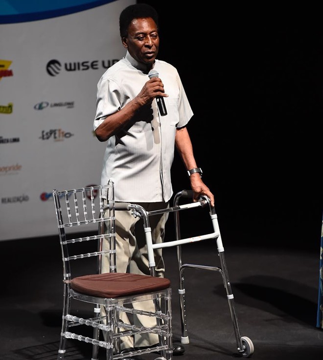 Pele c&ugrave;ng khung hỗ trợ di chuyển cho người gi&agrave; trong lần gần nhất xuất hiện trước đ&aacute;m đ&ocirc;ng. (Ảnh: Getty).