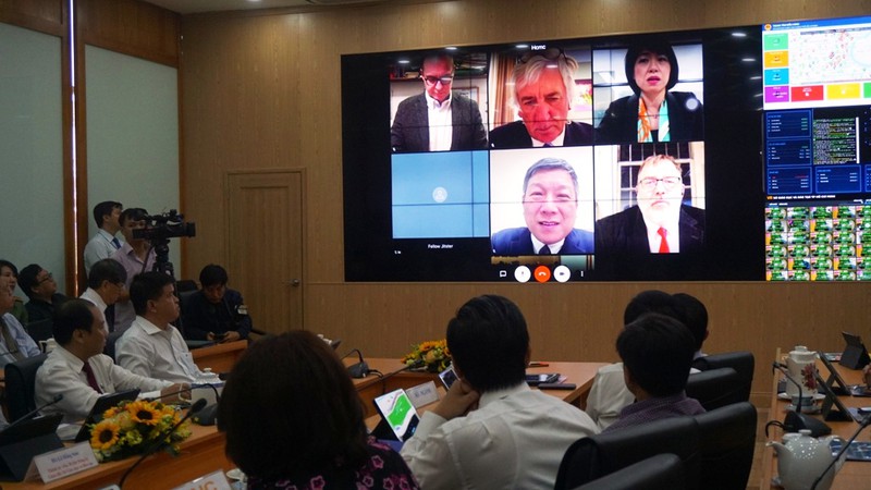 Trung t&acirc;m điều h&agrave;nh gi&aacute;o dục th&ocirc;ng minh cho ph&eacute;p kết nối v&agrave; trao đổi với c&aacute;c chuy&ecirc;n gia gi&aacute;o dục quốc tế. Trong ảnh: 5 chuy&ecirc;n gia đến từ c&aacute;c v&ugrave;ng l&atilde;nh thổ tr&ecirc;n thế giới b&agrave;y tỏ mong muốn chia sẻ kinh nghiệm về ph&aacute;t triển gi&aacute;o dục với TP.HCM.