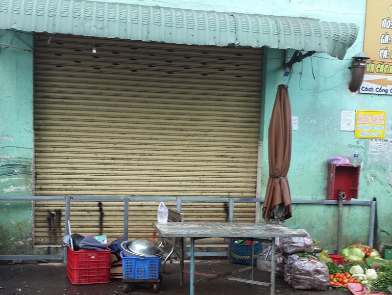 R&agrave;o chắn cản trở sinh hoạt tại kiot của b&agrave; Thủy