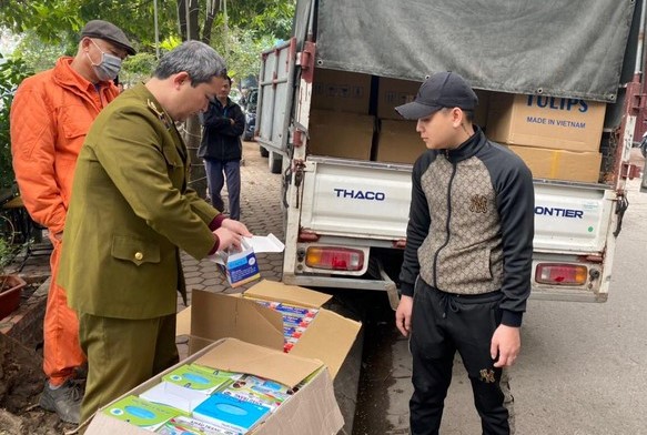 Cơ quan chức năng kiểm tra v&agrave; thu giữ số lượng lớn khẩu trang.