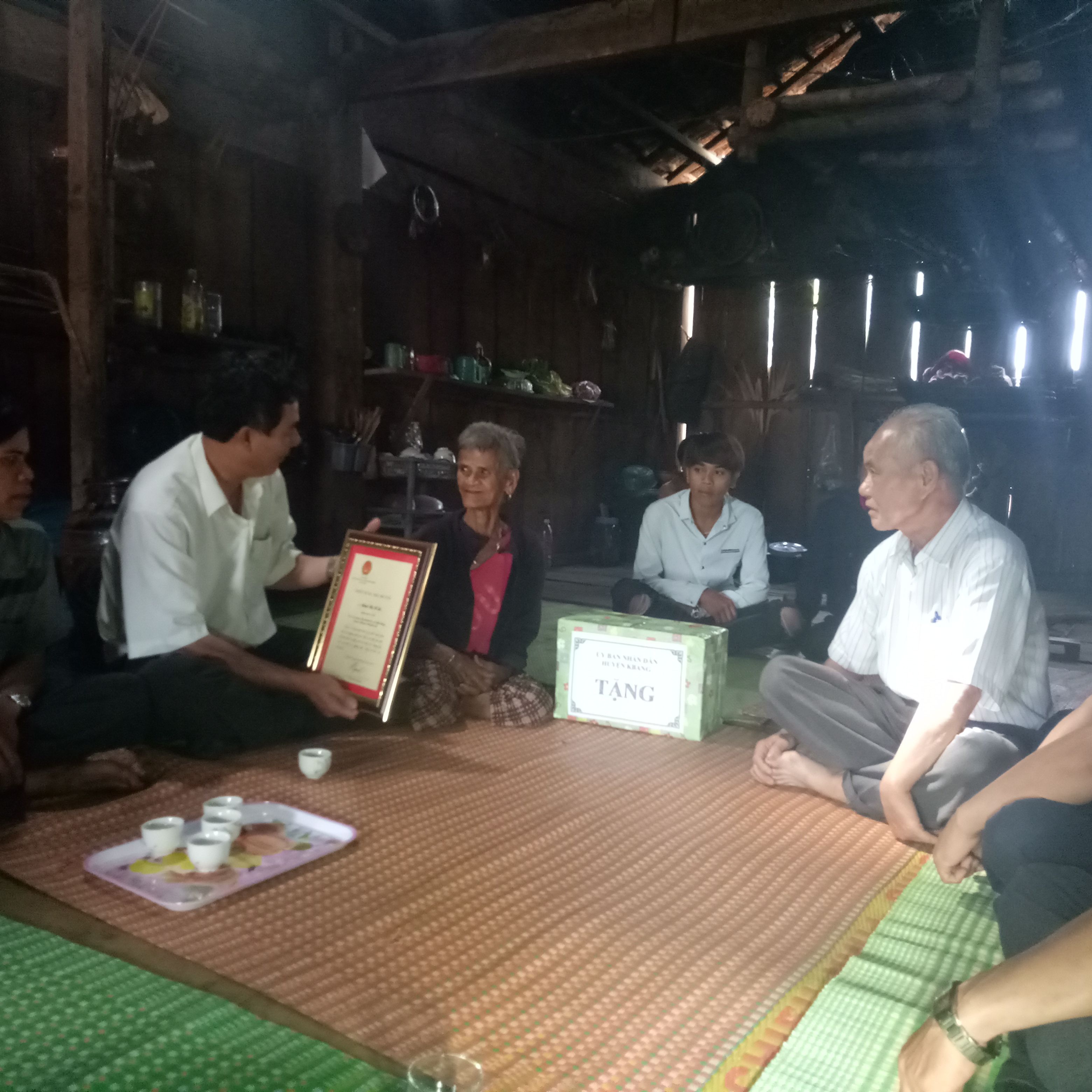 Tặng qu&agrave; mừng thọ NCT huyện Kbang