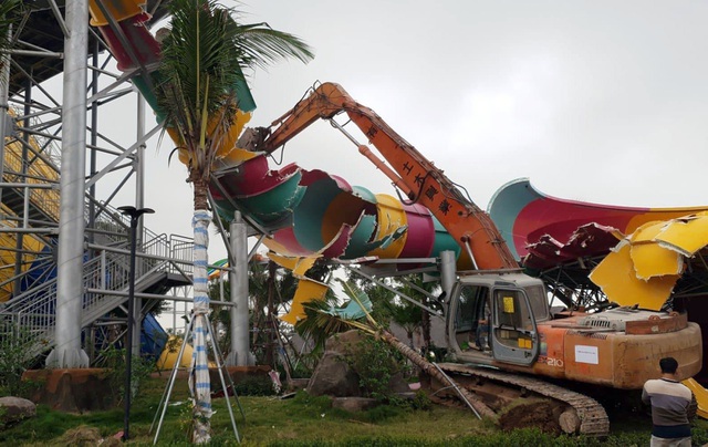 C&ocirc;ng vi&ecirc;n nước Thanh H&agrave; bị đập bỏ tan hoang