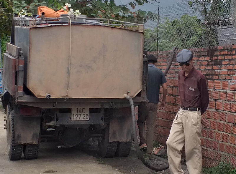 Xe nước của anh Nguyễn Văn Hồng đang bơm, b&aacute;n nước cho người d&acirc;n Mai H&ograve;a.