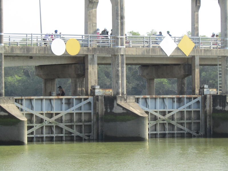 Cống đập Ba Lai ho&agrave;n th&agrave;nh đ&atilde; 16 năm nhưng kh&ocirc;ng đạt hiệu quả khi ngăn mặn, trữ ngọt.