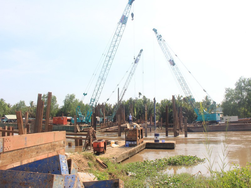 Thi c&ocirc;ng đập ngăn mặn &ldquo;d&atilde; chiến&rdquo;.