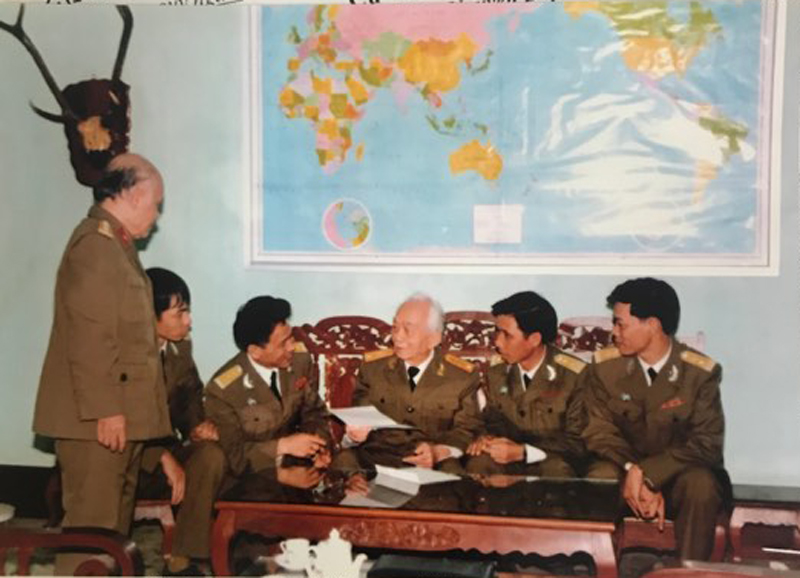 Đại tướng V&otilde; Nguy&ecirc;n Gi&aacute;p trao ban thảo nhận x&eacute;t về Trung đo&agrave;n 280 cho đồng ch&iacute; Đinh Kh&ocirc;i Sỹ