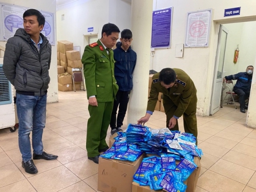 Thu giữ 300 "thẻ đeo diệt virus" nhập lậu tại cổng chợ thuốc Hapulico