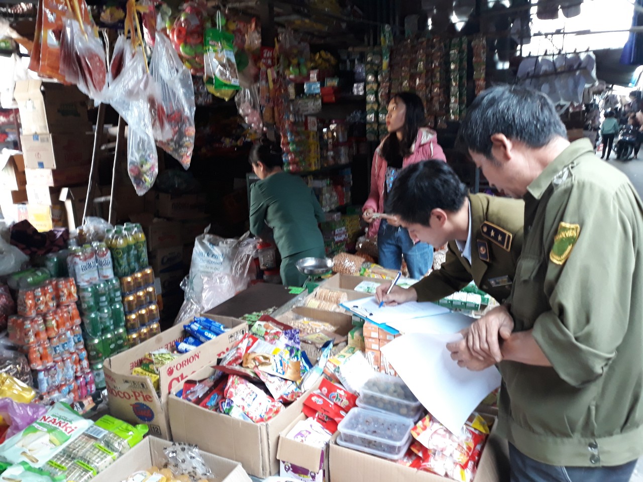 Cục quản l&yacute; thị trường tỉnh Nam Định ra qu&acirc;n kiểm tra, xử l&yacute; vi phạm