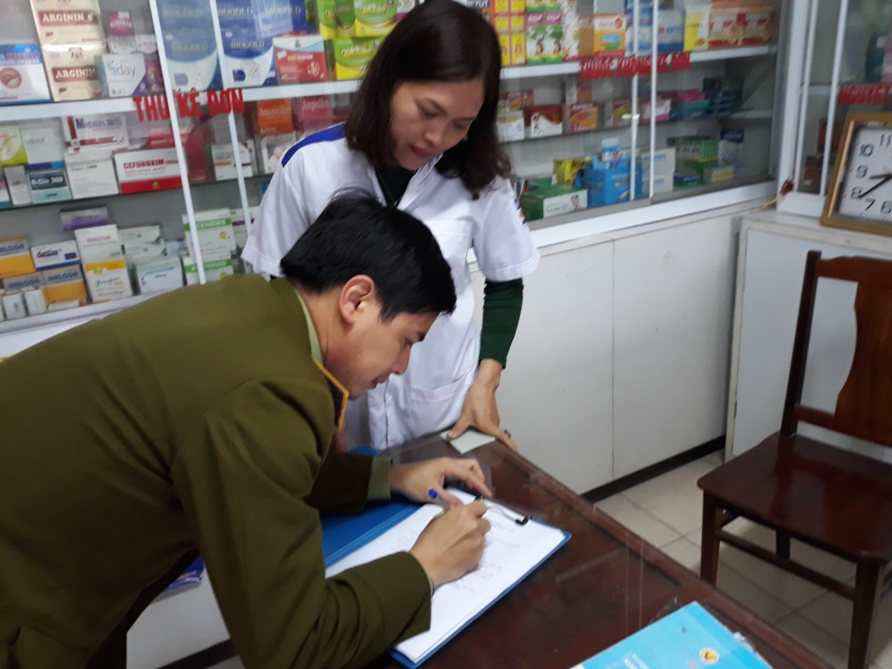 C&aacute;c đơn vị hiệu thuốc cam kết sẽ ni&ecirc;m yết gi&aacute; b&aacute;n h&agrave;ng, kh&ocirc;ng găm h&agrave;ng để