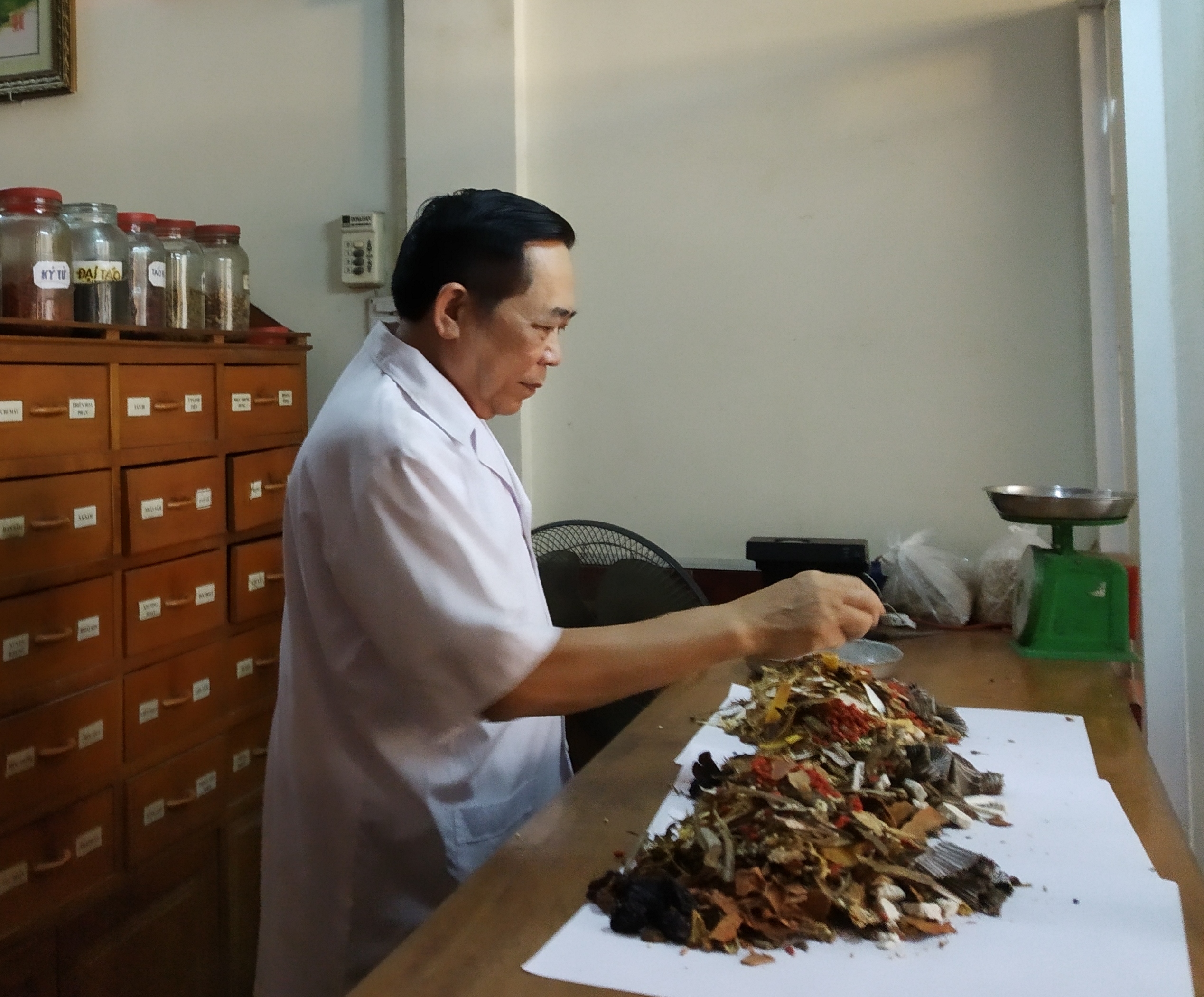 &Ocirc;ng Phạm Hải Đăng đang bốc thuốc