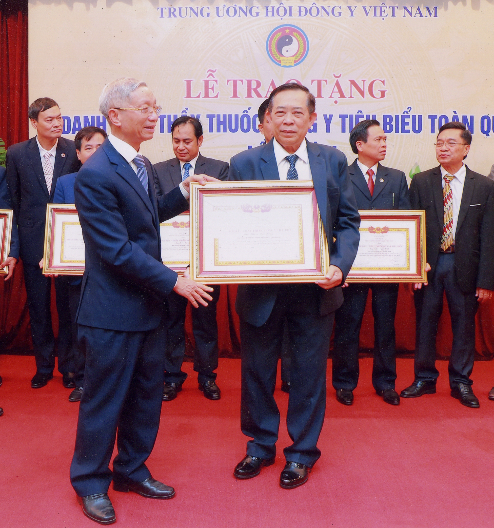 &Ocirc;ng Phạm Hải Đăng đ&oacute;n nhận danh hiệu thầy thuốc Đ&ocirc;ng y ti&ecirc;u biểu to&agrave;n quốc.