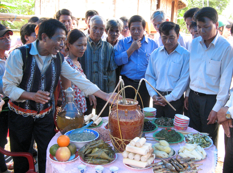 Rượu cần Ph&uacute; T&uacute;c trong Lễ hội Văn h&oacute;a của người Cơ Tu.