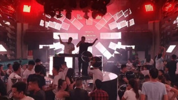 Chủ tịch Hà Nội: Hạn chế tụ tập đông người ở quán bar, karaoke do COVID-19