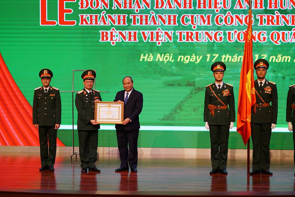 Lễ đ&oacute;n nhận danh hiệu anh h&ugrave;ng LLVTND của Bệnh viện