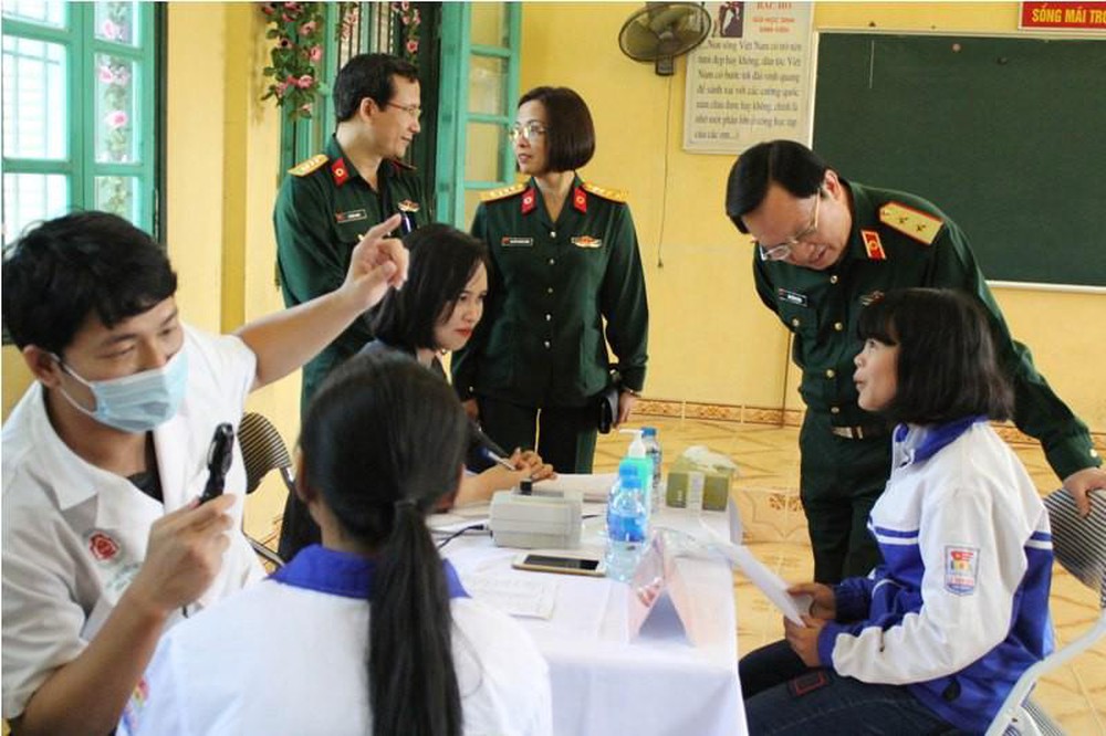 Y b&aacute;c sĩ bệnh viện TWQĐ 108 kh&aacute;m sức khỏe cho học sinh c&aacute;c trường phổ th&ocirc;ng