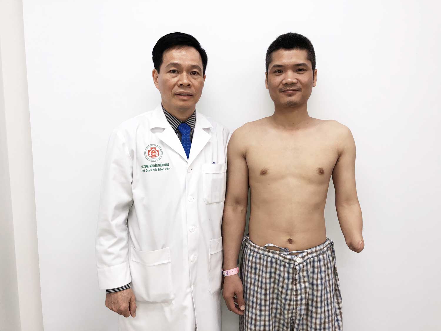 GS.TSKH Nguy&ecirc;̃n Th&ecirc;́ Hoàng, Phó Giám đ&ocirc;́c B&ecirc;̣nh vi&ecirc;̣n chụp ảnh cùng bệnh nh&acirc;n trước khi mổ