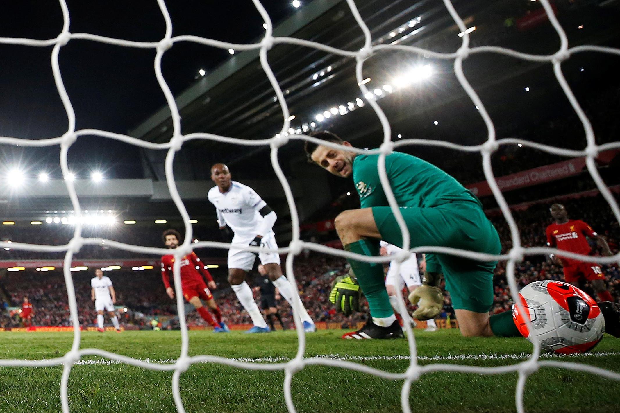 Sai lầm của thủ th&agrave;nh khiến West Ham mất ch