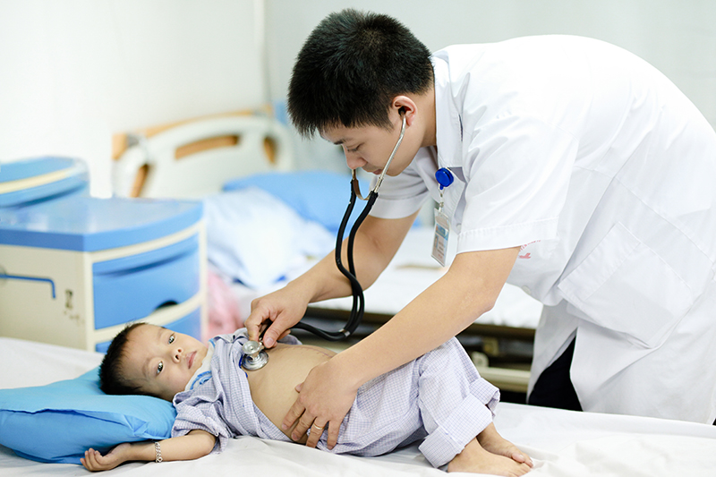 ThS. To&agrave;n kh&aacute;m cho một bệnh nh&acirc;n mắc tan m&aacute;u bẩm sinh điều trị tại Viện Huyết học &ndash; Truyền m&aacute;u Trung ương (Ảnh BVCC)