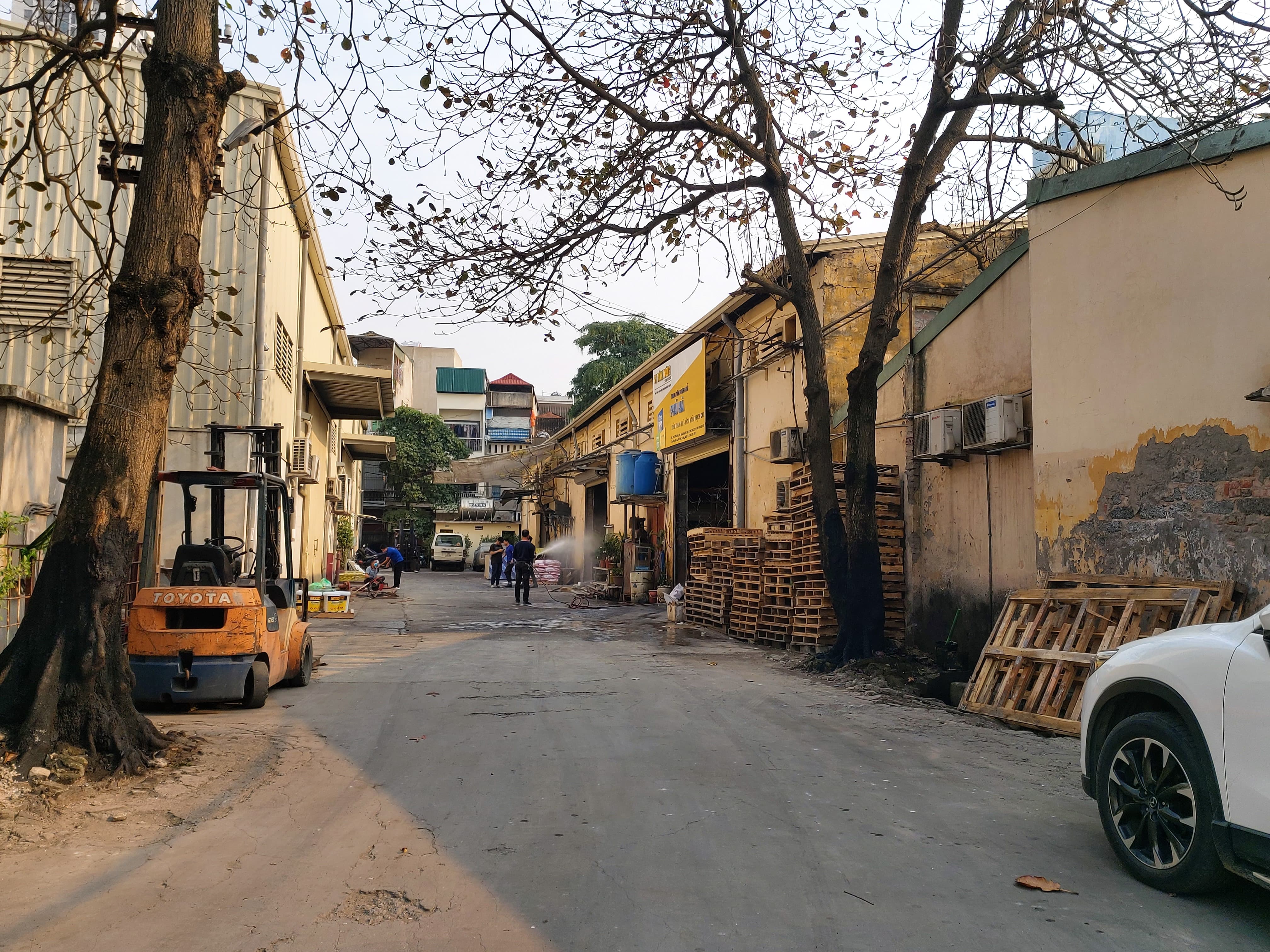 B&ecirc;n trong, C&ocirc;ng ty CP Len H&agrave; Đ&ocirc;ng cho rất nhiều đơn vị thu&ecirc; đất tr&aacute;i quy định,khoảng hơn 50 đơn vị, h&agrave;ng th&aacute;ng thu về khoản lợi nhuận khủng.