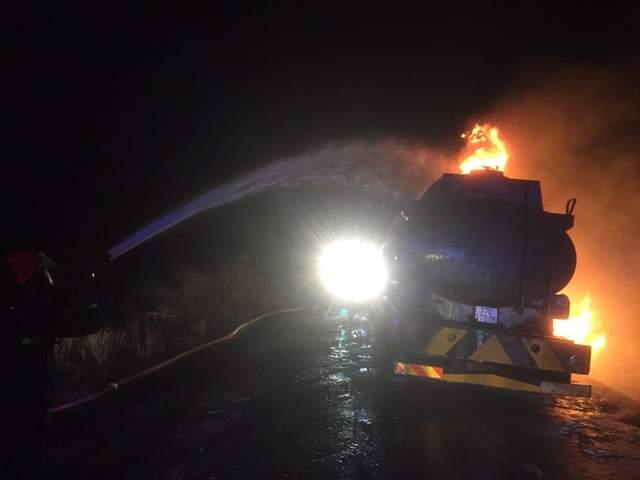 Xe bồn chở xăng bất ngờ bốc ch&aacute;y khi đang chạy