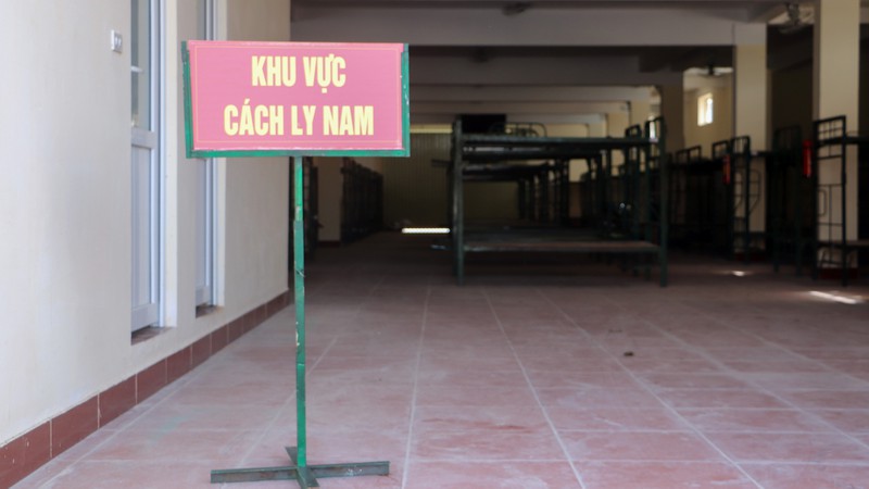 Trung t&acirc;m Huấn luyện dự bị động vi&ecirc;n (thuộc Bộ chỉ huy Qu&acirc;n sự tỉnh Hậu Giang) tại x&atilde; H&ograve;a An, huyện Phụng Hiệp đang c&aacute;ch ly 10 người. Ảnh: CH&Acirc;U ANH