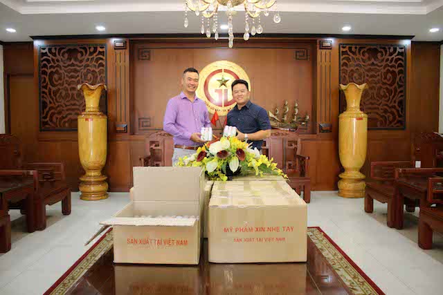 &Ocirc;ng B&ugrave;i Nguyễn Huy Ho&agrave;ng (b&ecirc;n tr&aacute;i), Ch&aacute;nh Văn ph&ograve;ng HĐND - UBND quận G&ograve; Vấp nhận qu&agrave; tặng từ đại diện c&ocirc;ng ty LA&rsquo;P Việt Nam
