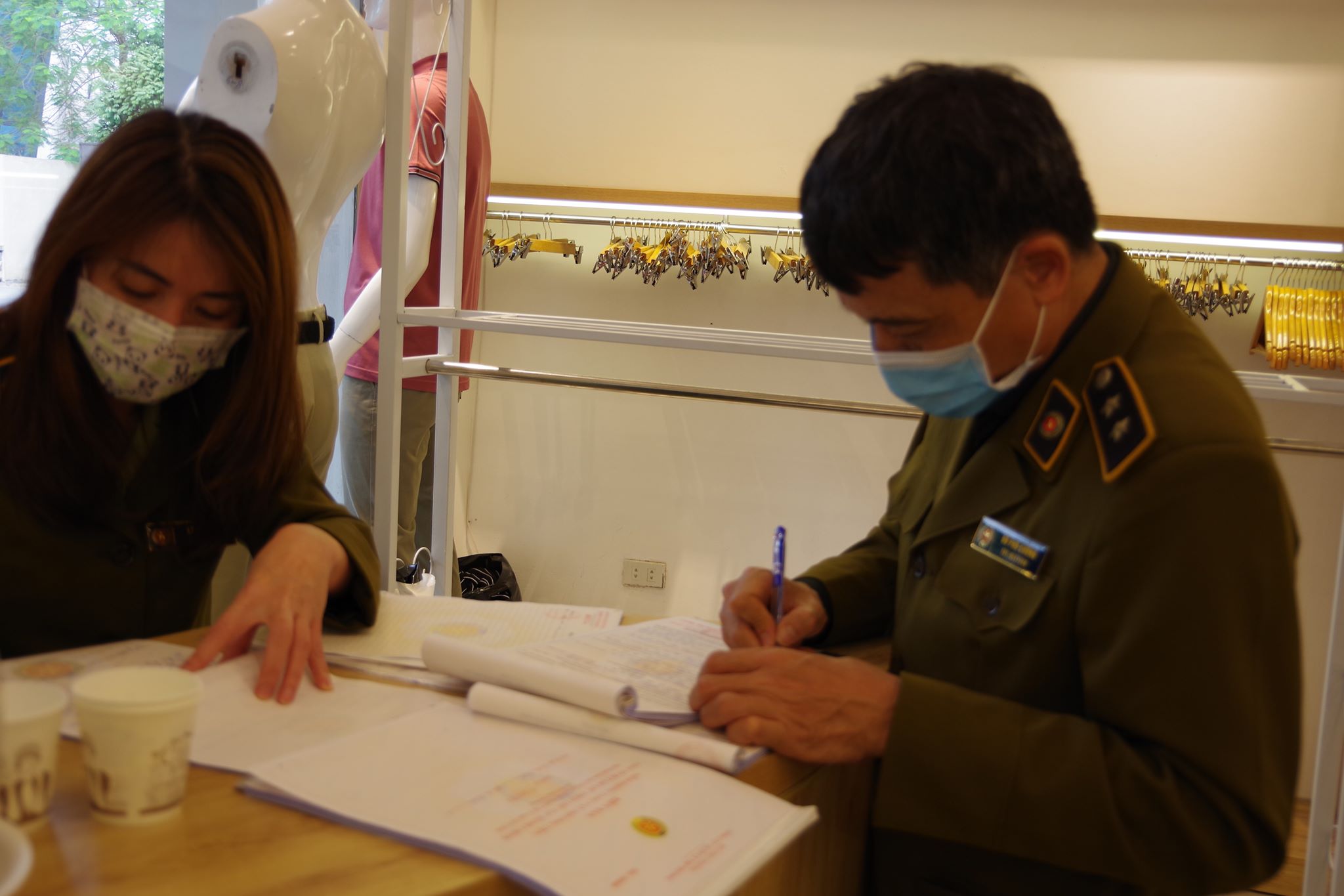 Đo&agrave;n kiểm tra lập bi&ecirc;n bản xử l&yacute; l&ocirc; h&agrave;ng n&oacute;i tr&ecirc;n.