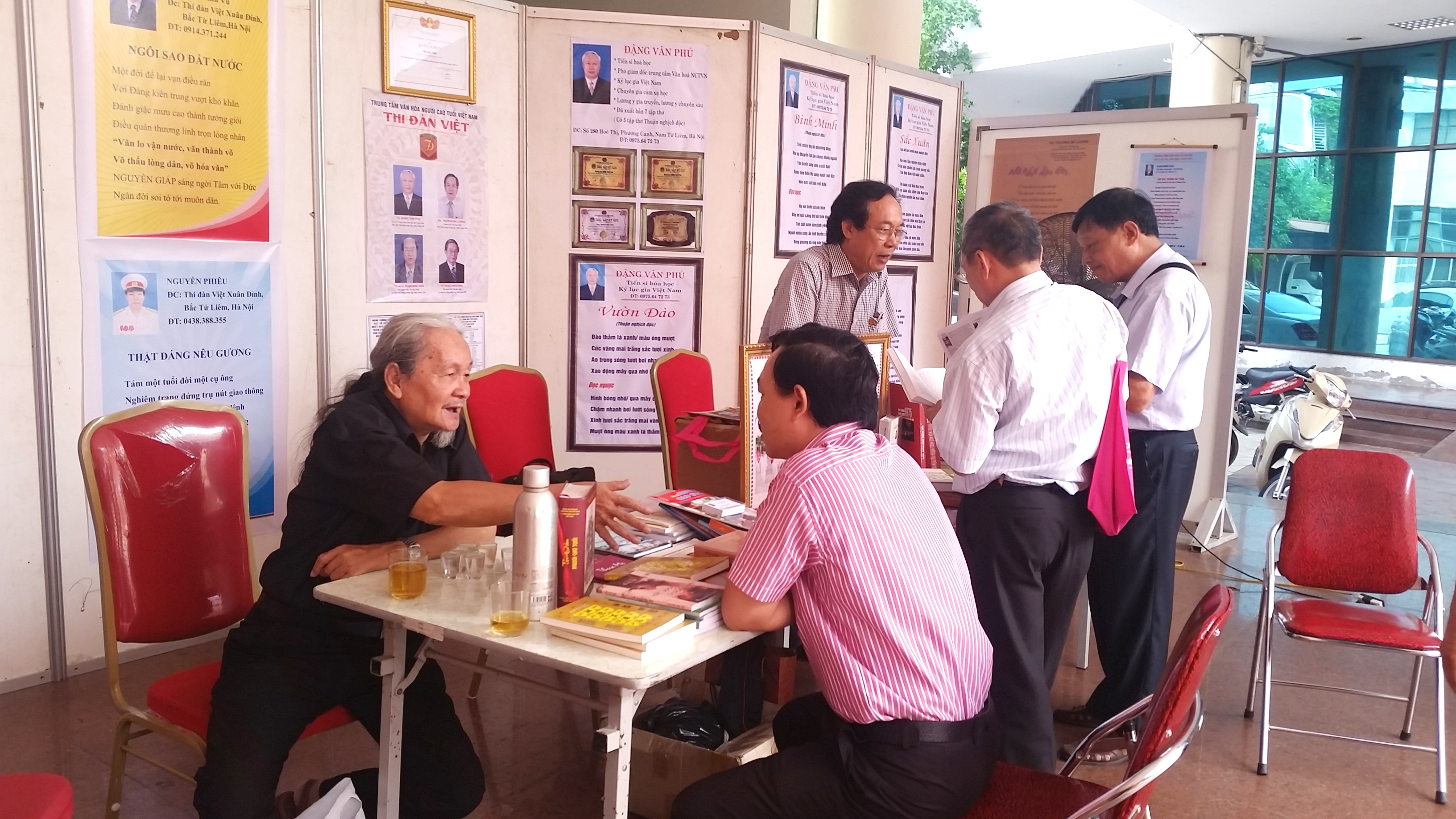 Kh&aacute;ch thăm v&agrave; giao lưu tại qu&aacute;n thơ Thi đ&agrave;n Việt trong Ng&agrave;y thơ Việt Nam