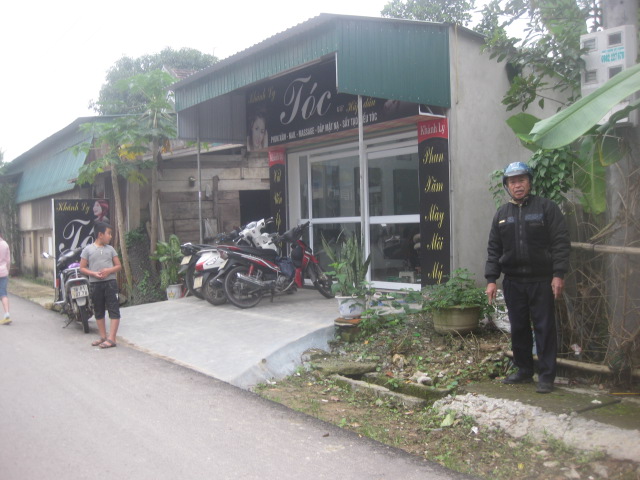 &Ocirc;ng Nguyễn Quốc Lộc chỉ đoạn mương l&agrave;m sai thiết kế đ&atilde; thanh to&aacute;n tr&ecirc;n 1 tỉ đồng.