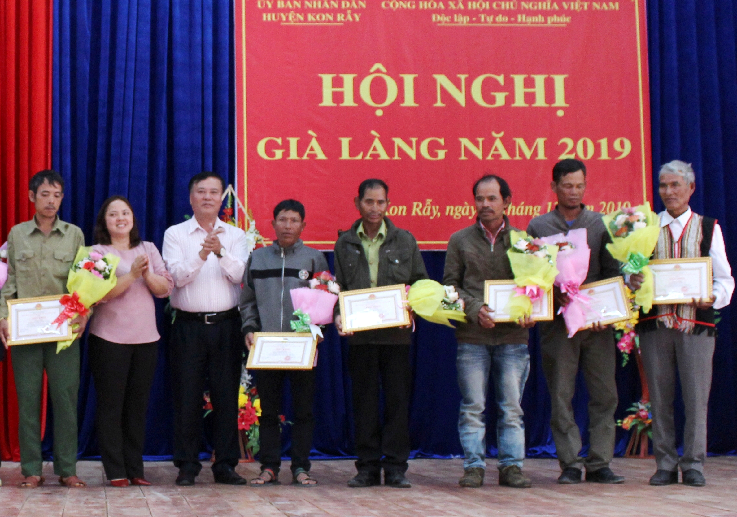Nhiều gi&agrave; l&agrave;ng ti&ecirc;u biểu huyện Kon Rẫy được khen thưởng. Ảnh IT