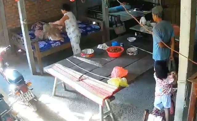 Tạm giữ cặp vợ chồng bạo h&agrave;nh mẹ 88 tuổi ở Tiền Giang