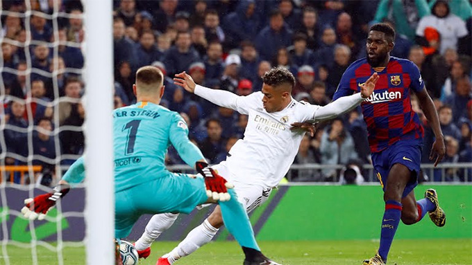 Diaz nho&agrave;i người dứt điểm đ&aacute;nh bại Ter Stegen từ g&oacute;c rất hẹp.