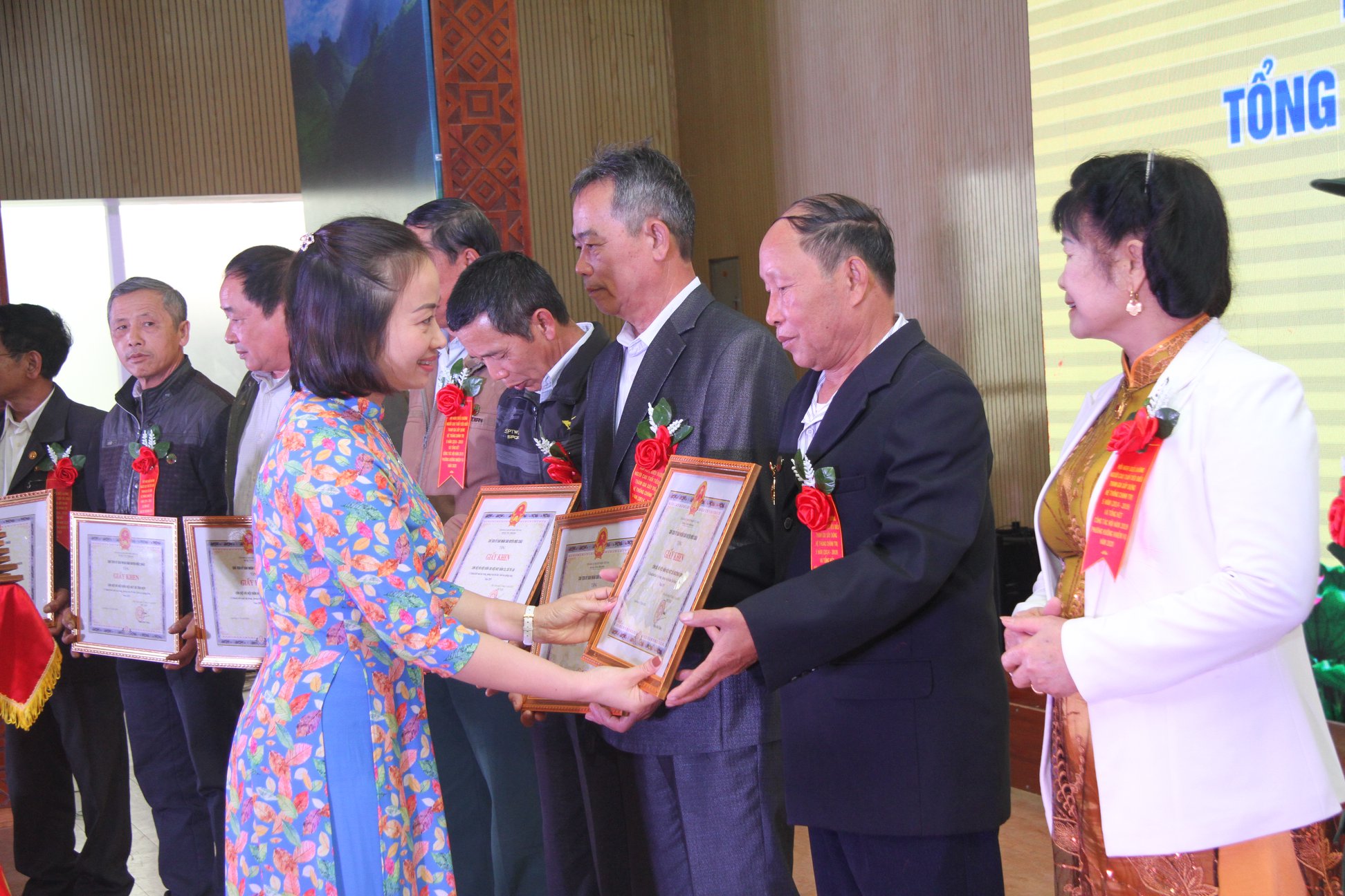 Khen thưởng NCT tham gia x&acirc;y dựng hệ thống ch&iacute;nh trị cơ sở huyện Mộc Ch&acirc;u.