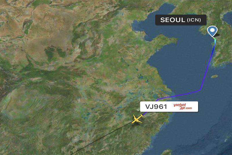 Chuyến bay đầu ti&ecirc;n mang số hiệu Vj961 của h&atilde;ng h&agrave;ng kh&ocirc;ng Vietjet Air khởi h&agrave;nh từ H&agrave;n Quốc l&uacute;c 11h05' ng&agrave;y 1/3 đưa 229 c&ocirc;ng d&acirc;n Việt Nam v&agrave; du kh&aacute;ch nước ngo&agrave;i về V&acirc;n Đồn.