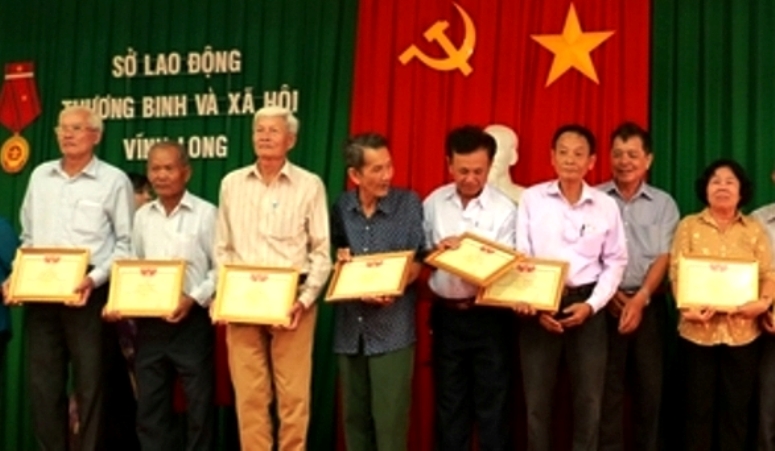 Gặp mặt t&ocirc;n vinh NCT Vĩnh Long. Ảnh IT