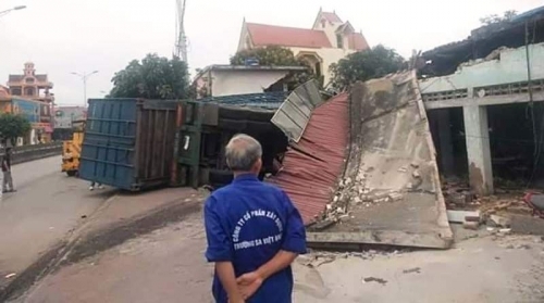Xe container mất lái tông sập nhà dân
