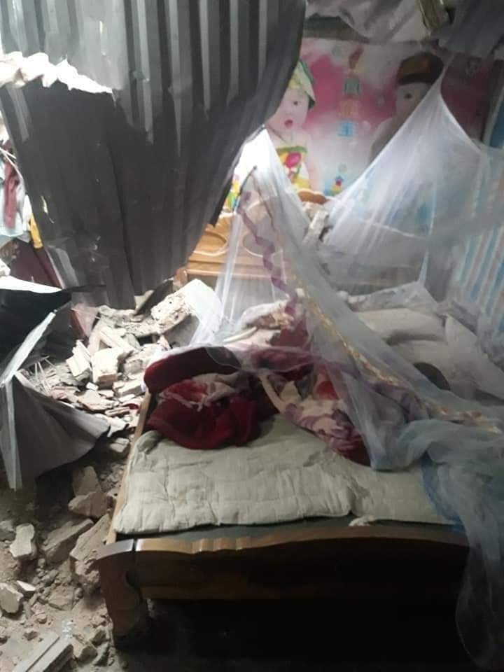 Xe container mất lái tông sập nhà dân