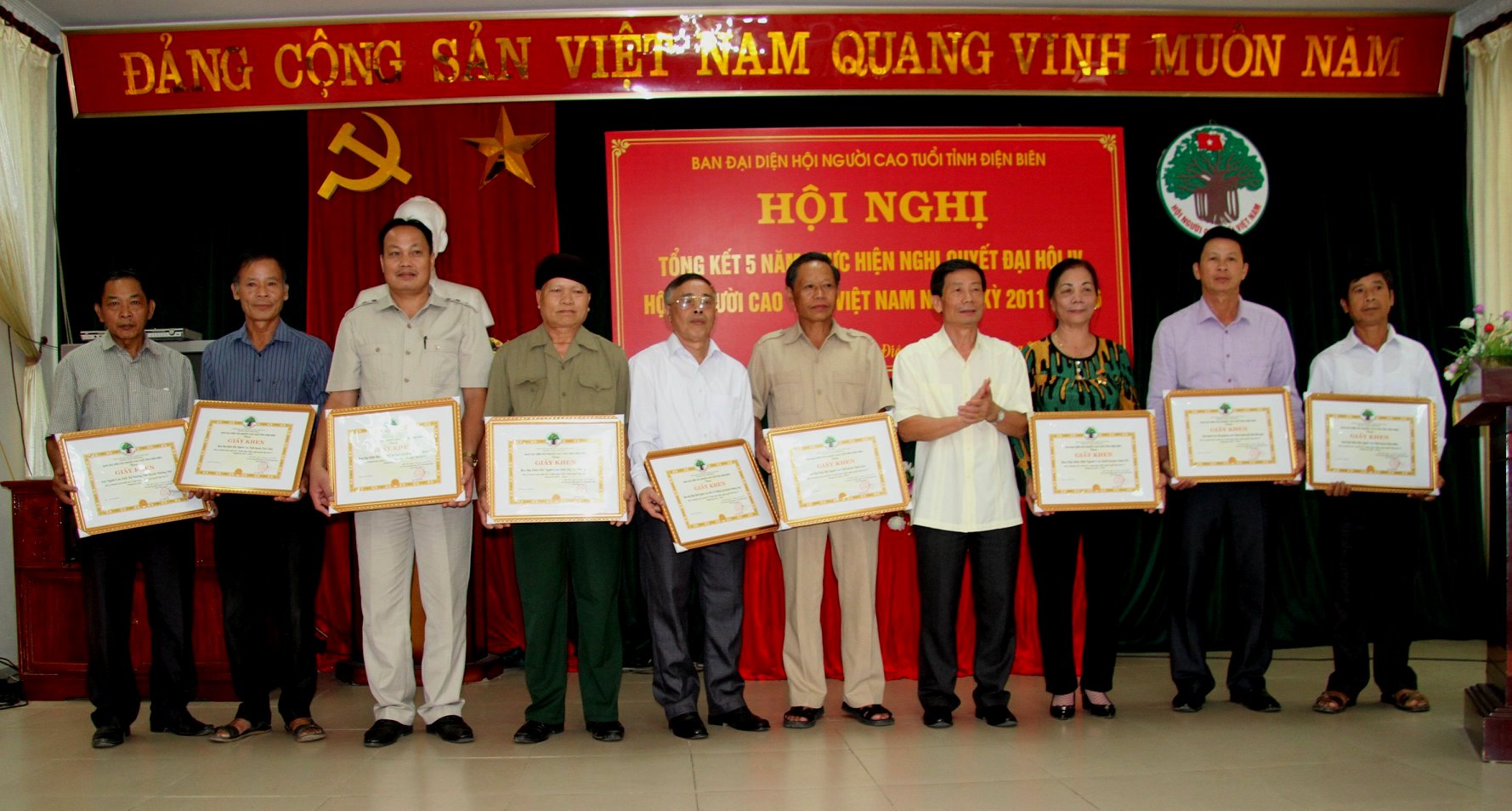 Nhiều c&aacute; nh&acirc;n xuất sắc được khen thưởng
