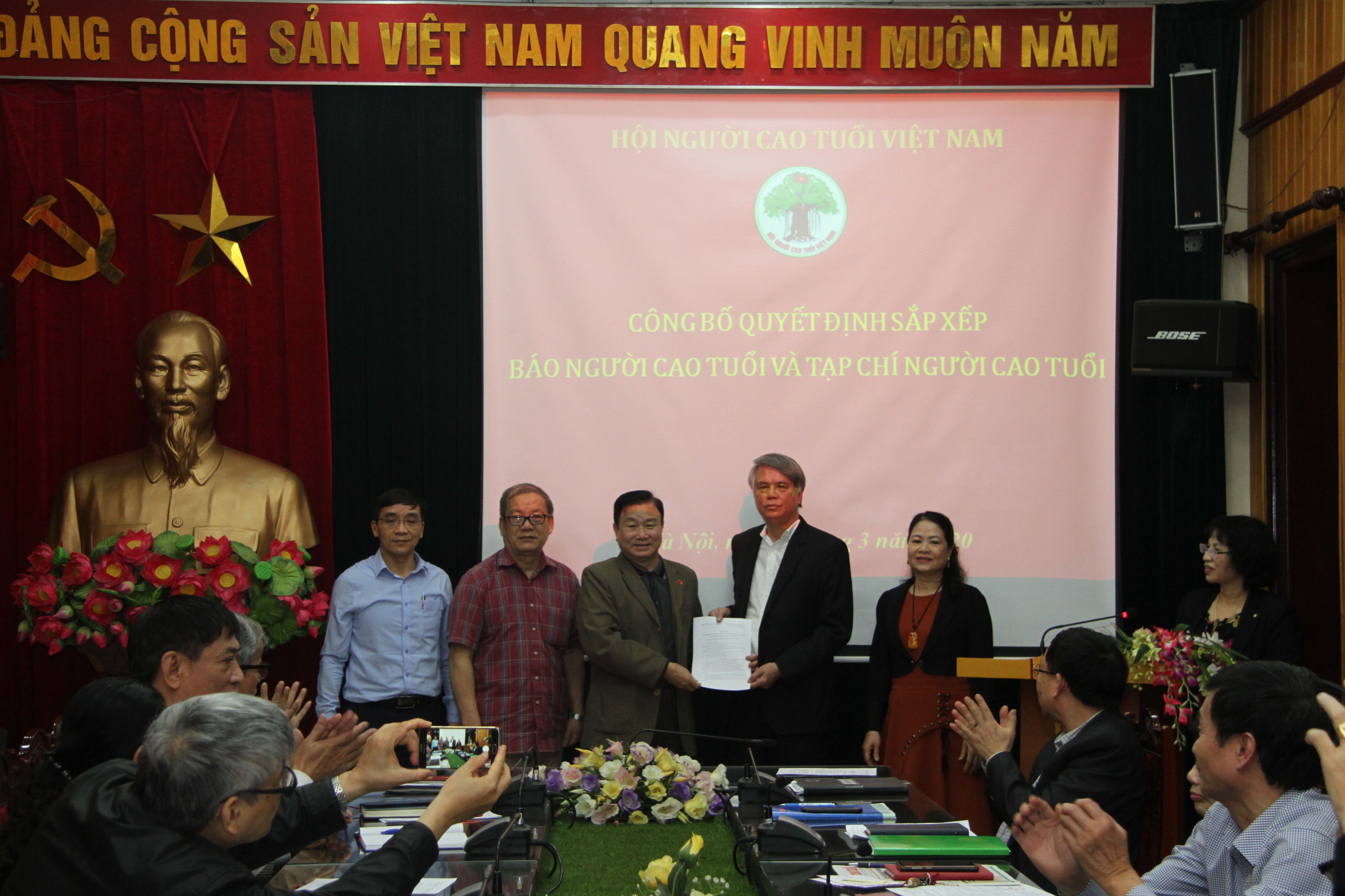 Ph&oacute; B&iacute; thư Đảng ủy Ng&ocirc; Trọng Vịnh trao Quyết định chỉ định cho B&iacute; thư L&ecirc; Quang v&agrave; Ban Chi ủy Tạp ch&iacute;
