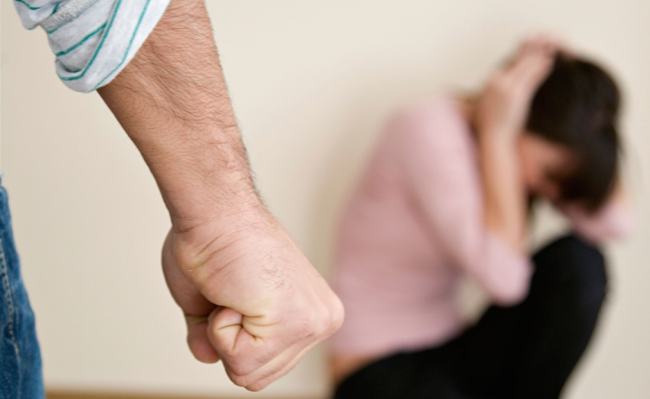 Cần l&ecirc;n &aacute;n kh&ocirc;ng khoan nhượng trước c&aacute;c h&agrave;nh vi bạo h&agrave;nh phụ nữ trong gia đ&igrave;nh v&agrave; ngo&agrave;i x&atilde; hội. - Ảnh minh họa