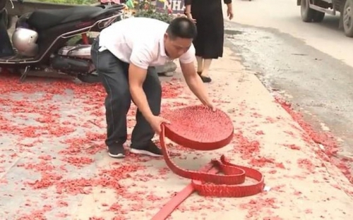 Chủ tịch Hà Nội yêu cầu điều tra vụ đốt pháo mừng đám cưới