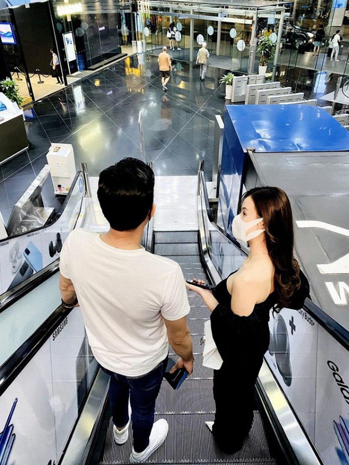 Quốc Trường v&agrave; Midu bị bắt gặp đi mua sắm c&ugrave;ng nhau tại một trung t&acirc;m thương mại