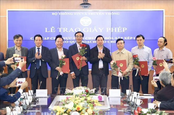 Ph&oacute; trưởng Ban Tuy&ecirc;n gi&aacute;o Trung ương L&ecirc; Mạnh H&ugrave;ng v&agrave; Thứ trưởng Bộ Th&ocirc;ng tin v&agrave; Truyền th&ocirc;ng Ho&agrave;ng Vĩnh Bảo trao giấy ph&eacute;p cho 18 tạp ch&iacute; thực hiện chuyển đổi, sắp xếp lại theo quy hoạch b&aacute;o ch&iacute;. Ảnh: Minh Quyết/TTXVN
