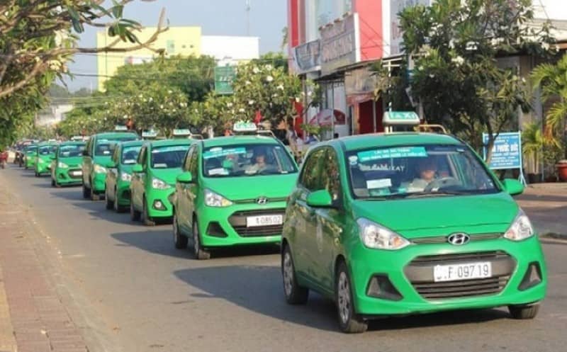 heo quy định mới, với xe hợp đồng điện tử dưới 9 chỗ, nghị định cũng n&ecirc;u r&otilde;: xe hợp đồng điện tử sẽ được quyền lựa chọn gắn hộp đ&egrave;n &ldquo;TAXI&rdquo; hoặc d&aacute;n ph&ugrave; hiệu xe taxi cố định ở tr&ecirc;n xe.