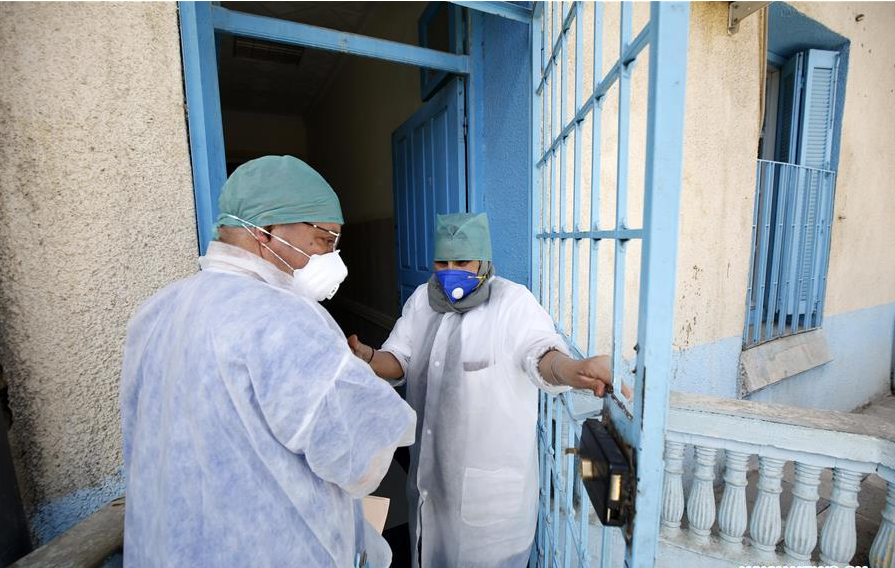 Một gia đ&igrave;nh ở Algeria c&oacute; 16 người nhiễm Covid-19