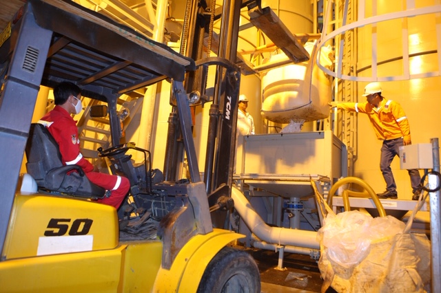 Kỹ sư DMC-WS thực hiện pha trộn h&oacute;a chất tại căn cứ h&oacute;a chất PVChem tại cảng Vietsovpetro