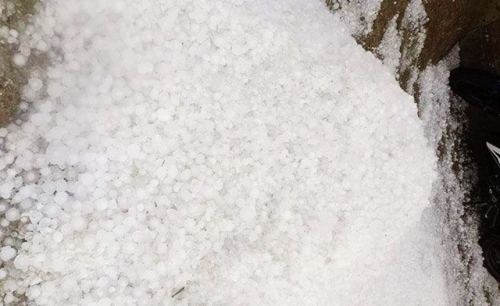 Nghệ An: Mưa đá và lốc xoáy khiến nhiều nhà bị hư hỏng