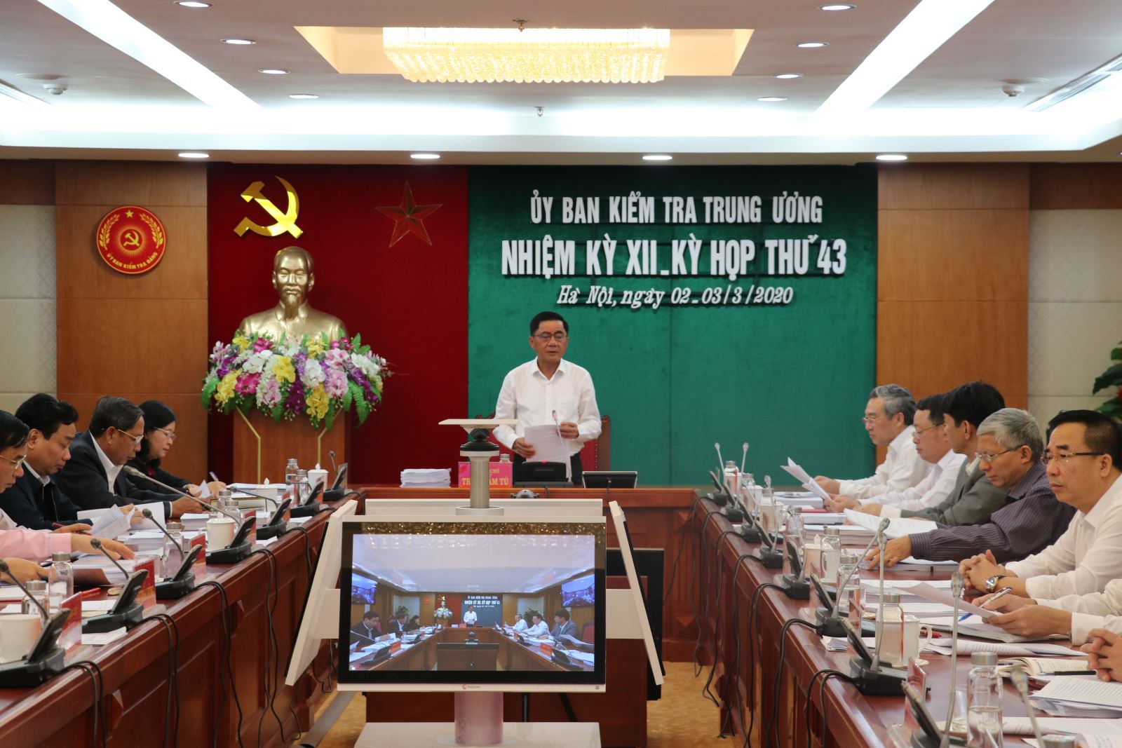 Đồng ch&iacute; Trần Cẩm T&uacute;, B&iacute; thư Trung ương Đảng, Chủ nhiệm Ủy ban Kiểm tra Trung ương chủ tr&igrave; kỳ họp.