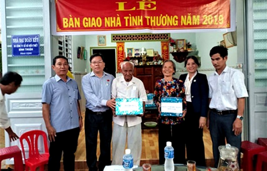 Trao nh&agrave; t&igrave;nh thương cho NCT ngh&egrave;o tỉnh B&igrave;nh Thuận. Ảnh IT