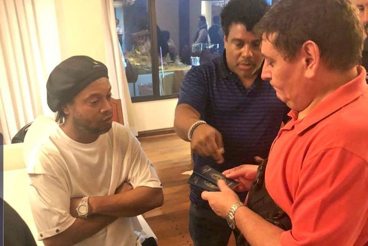 Ronaldinho bị cảnh s&aacute;t Paraguay